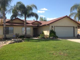 825 Manzanita St, Visalia, CA 93292-6879