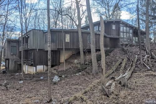 25 Sparrowbush Rd, Upper Saddle River, NJ 07458-1400