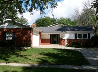 7035 Sierra Dr, Oak Brook, IL 60561-4039