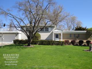 3231 Greenbriar Dr, Glenview, IL 60025-4545