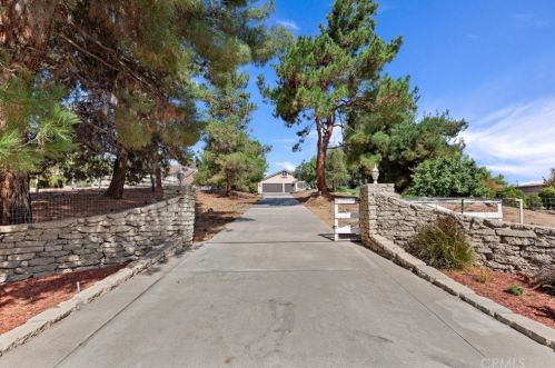 17368 Owl Tree Rd, Riverside CA  92504-9529 exterior