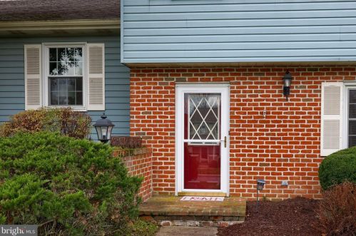 332 Faulkner Dr, Lancaster, PA 17601-1727