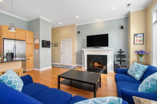 3436 Ashland Ave, Chicago, IL 60657-1302