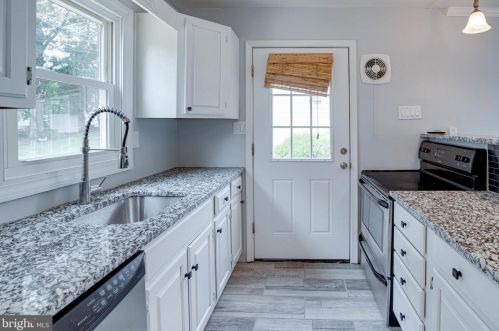 13445 Greenacre Dr, Woodbridge, VA 22191-1835