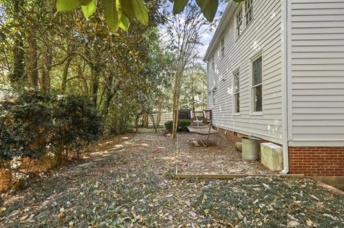 1386 Hanover West Dr, Atlanta GA  30327-1139 exterior