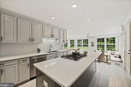 1199 Meadow Green Ln, Mc Lean, VA 22102-2410