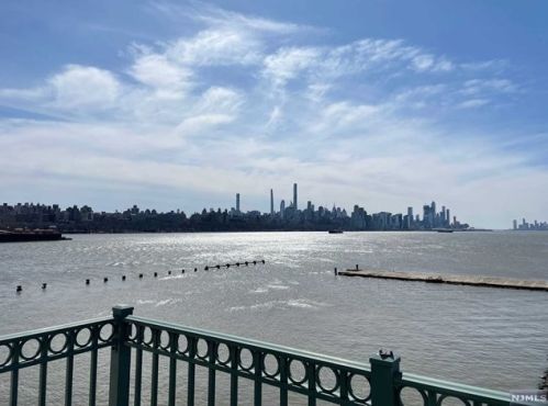 321 The Promenade, Edgewater NJ  07020-2115 exterior
