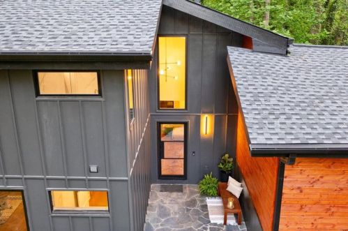 620 Colebrook Ct, Atlanta GA  30327-4710 exterior