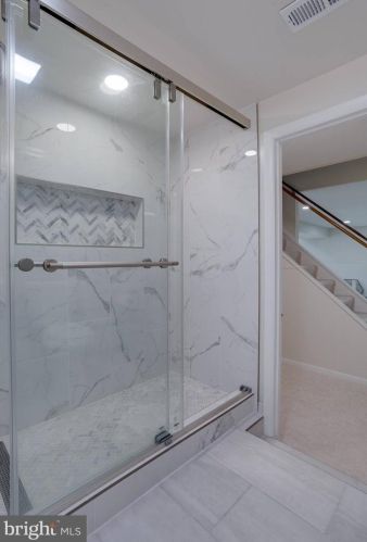 5707 Oak Leather Dr, Springfield VA  22015-2315 exterior