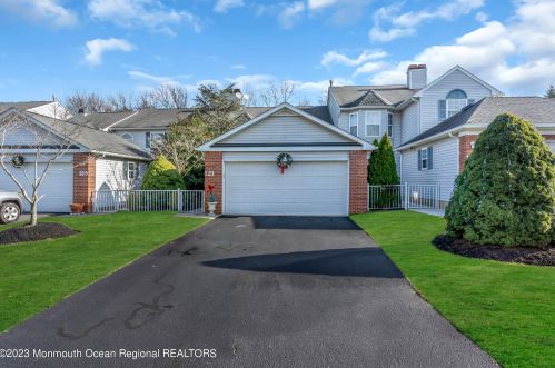 121 Pierce Dr, Tinton Falls, NJ 07712-2843