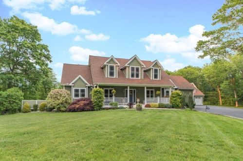 1 Laudone Dr, Westerly, RI 02808-1613
