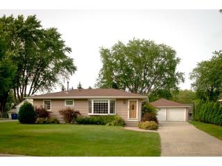 2101 Quartz Ln, Saint Paul, MN 55122-2004