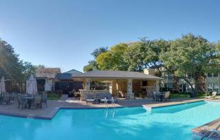 16300 Ledgemont Ln, Addison TX  75001-5906 exterior