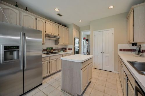 7002 Woodsprings Dr, Garland TX 75044-2147 exterior