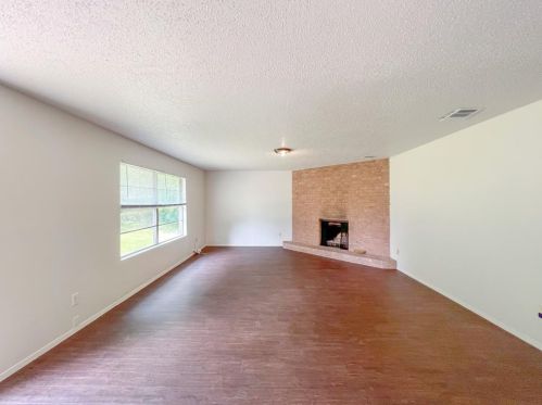 1749 Cricket Hollow Dr, Austin TX  78758-4254 exterior