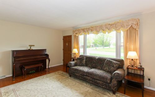 3987 Woodlawn Ave, Gurnee, IL 60031-2839