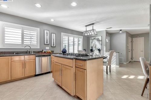 1077 Kolln St, Pleasanton, CA 94566-5626