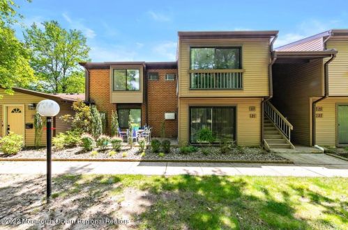 23 Manchester Ct, Tinton Falls, NJ 07701-5490