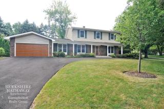 924 Bartlett Ter, Green Oaks, IL 60048-1910