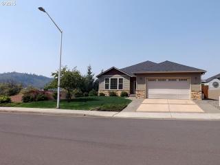 584 Cummins St, Roseburg, OR 97470-3637