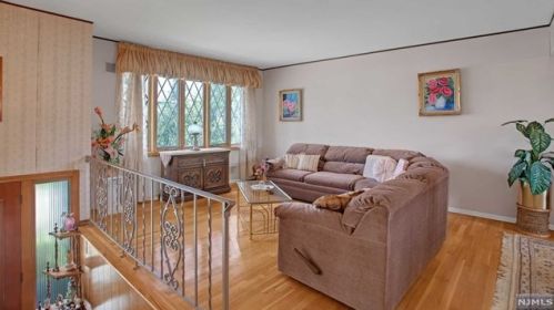 180 Jocelyn Ave, Wood-Ridge, NJ 07075-1401