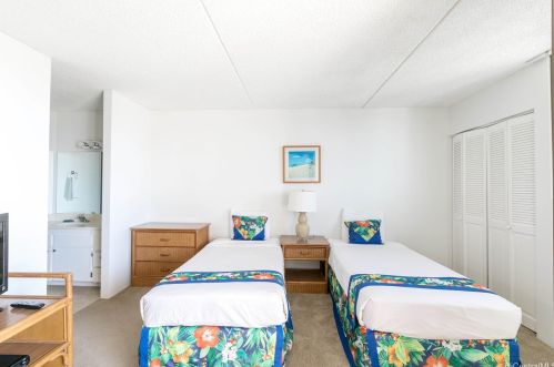 2240 Kuhio Ave, Honolulu HI  96815-2898 exterior