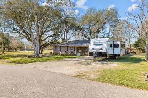 6222 3rd St, Danbury, TX