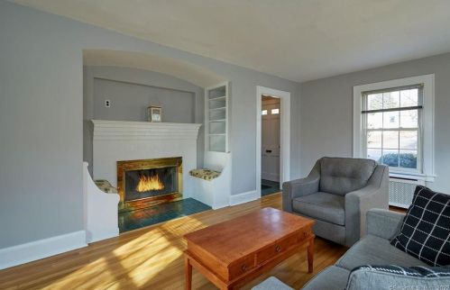 4 Gilbert St, Norwalk, CT 06855-2016