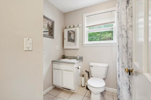 24 Baboosic Lake Rd, Amherst, NH 03031-1925