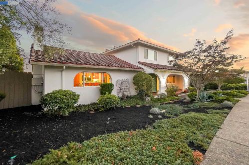 3763 Oakes Dr, Hayward, CA 94542-1736
