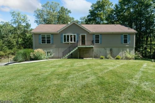 2 Andover Mohawk Rd, Andover, NJ 07821-3533