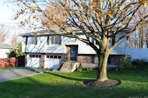 51 Kendall Cir, Waterbury, CT 06708-2175
