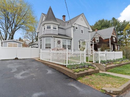 8 Almy St, Lincoln, RI 02865-3304