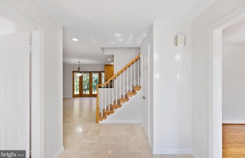 6212 Homespun Ln, Falls Church, VA 22044-1012