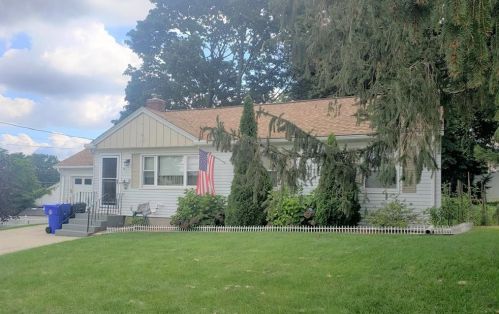 9 Salem Dr, Providence, RI 02904-5235