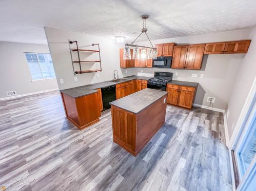 3267 Creekwood Dr, Rex GA 30273-2117 exterior