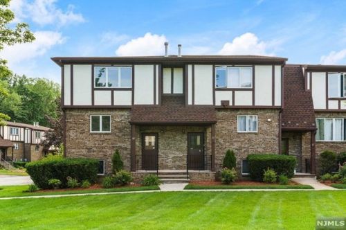 60 Canterbury Ln, N Milford, NJ 07646-3262