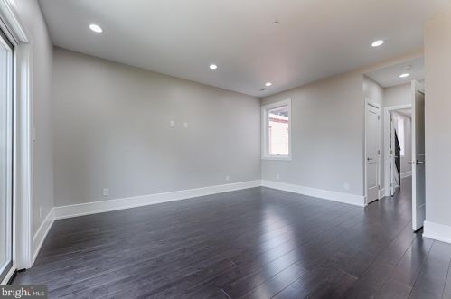 950 Front St, Philadelphia PA 19147-0043 exterior