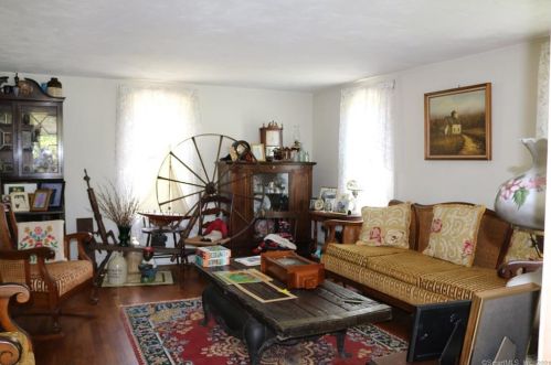 22 Gifford Ln, Bozrah, CT 06334-1325