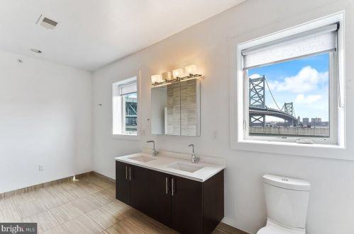 154 Front St, Philadelphia PA  19106-0020 exterior