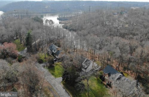 2491 Tree House Dr, Woodbridge, VA 22192-1316