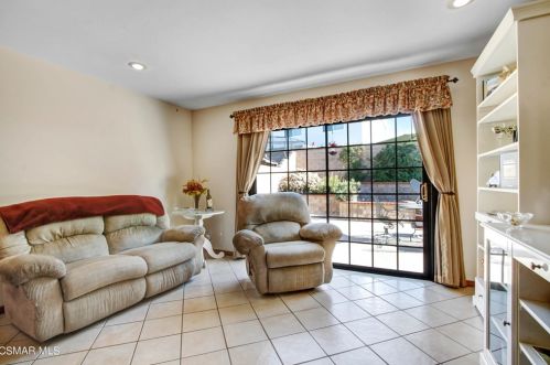 2548 Hawk St, Simi Valley CA 93065-2365 exterior