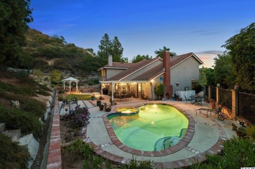 2520 Flintridge Dr, Glendale CA  91206-1033 exterior