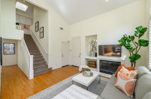 22 Del Ventura, Irvine CA  92606-8857 exterior