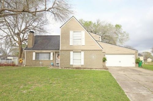 325 La Laja Dr, Angleton, TX 77515-3810