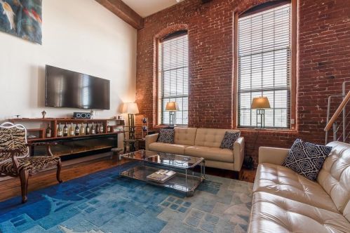 589 Atwells Ave, Providence, RI 02909-2472