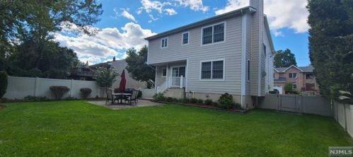 110 Tenakill Rd, Cresskill, NJ 07626-1431