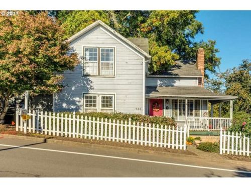 760 5th St, Dundee, OR 97115-9821