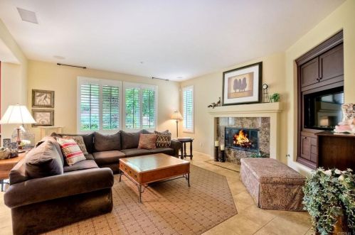 1104 Woodcrest Ln, Vista, CA 92081-7881