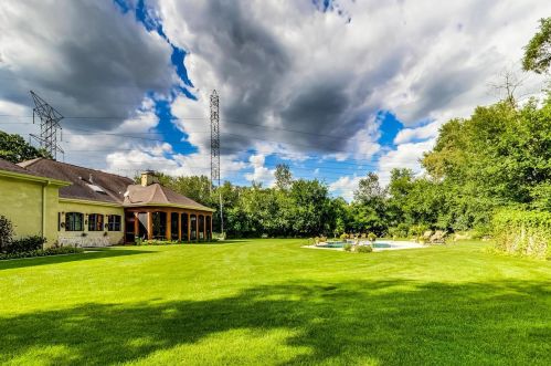 8901 Maple Ave, Willowbrook IL 60527-6469 exterior